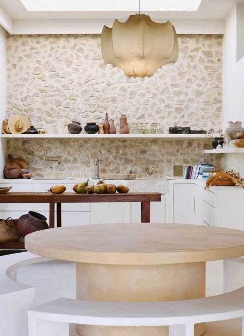 Jasmine Scalesciani-Hawken fertigte viele Möbelstücke und Dekorationselemente selbst an und kombinierte diese mit Vintage-Leuchten aus Italien und Fund­stücken aus lokalen Boutiquen. Die Leuchte in der Küche heisst «Viscontea» und wurde von Achille und Pier Giacomo ­Castiglioni in den 1960er-Jahren für Flos entworfen.