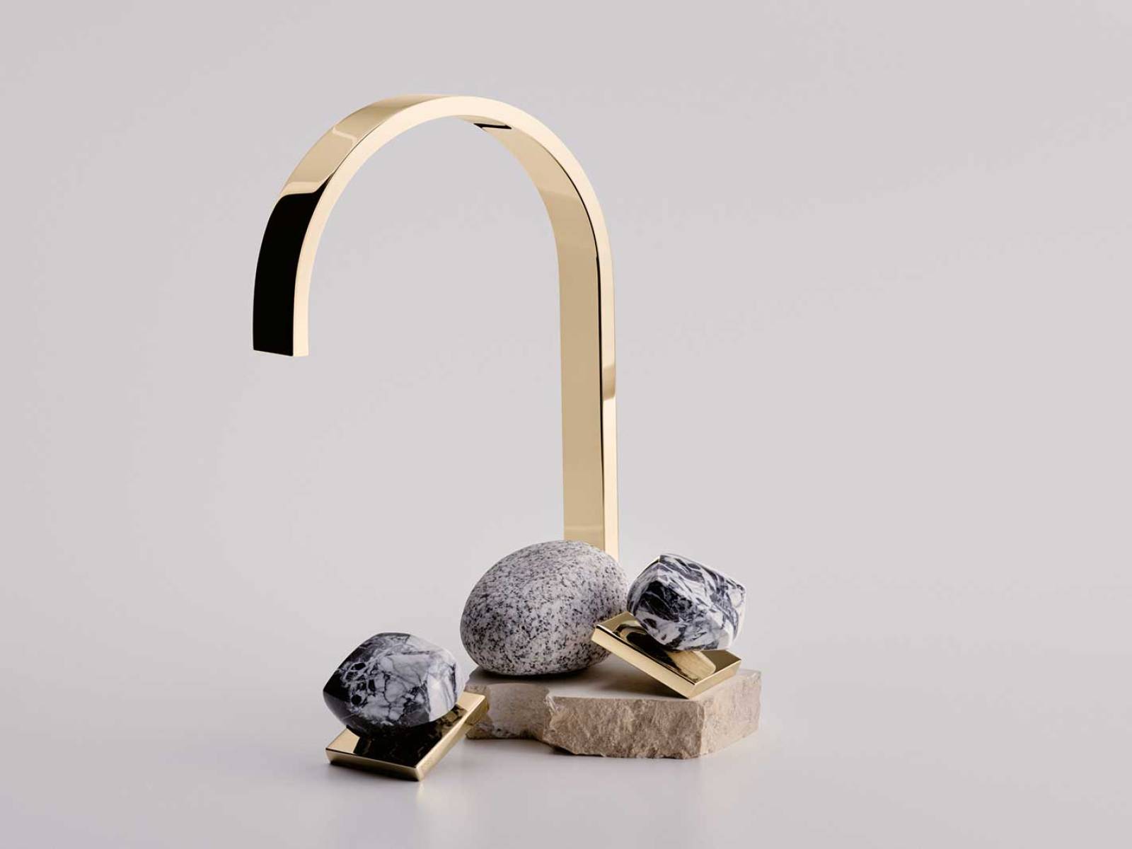 Rohes Gestein wird zur Inspiration: In der Atelier Edition «The Rock» erhält die Armatur «MEM» skulpturale Griffe aus massivem Metall. Gefräst, geschliffen und poliert entstehen Unikate mit spürbarer Tiefe als Hommage an Materialität und Formgefühl. DORNBRACHT.