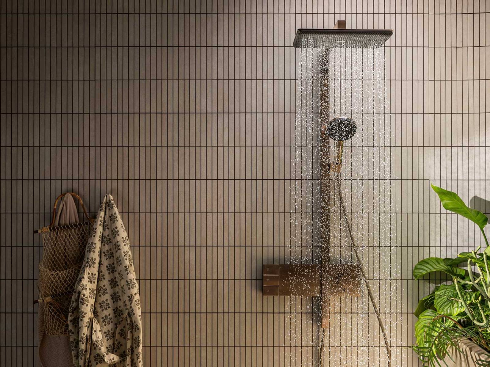 «Raindance Alive» bietet ein sinnliches Duscherlebnis mit drei Strahlarten, die den Körper sanft umhüllen. Die Handbrause verfügt über eine ergonomische Select-Taste für einfachen Strahlwechsel. Mit EcoSmart-Technologie sparen diese Brausen bis zu 60 Prozent Wasser – komfortabel und ressourcenschonend. HANSGROHE.