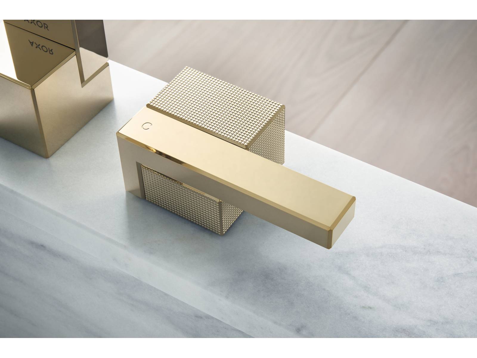 Architektonisch eigenständig präsentiert sich die neue Kollektion Axor Edge: Asymetrisch zusammengefügte Kuben, partiell veredelt mit feinen Strukturen, ergeben ein Design, das massiv und filigran zugleich wirkt. Von Jean-Marie Massaud. Axor.