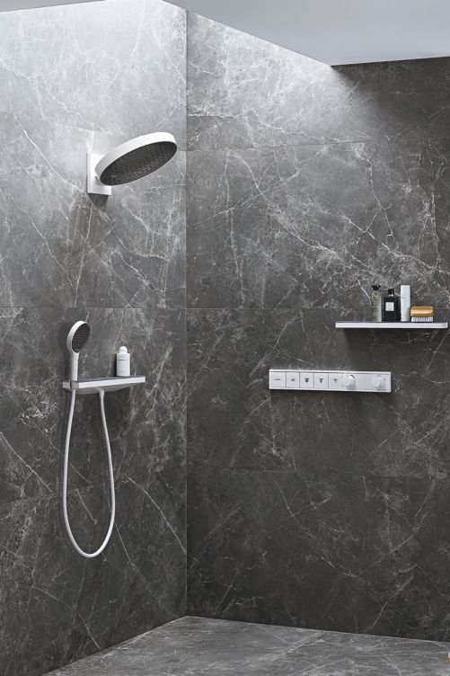 Die Kopfbrause «Rainfinity» eröffnet eine neue Dimension. Denn dank ihres innovativen Wandanschlusses lässt sie sich zwischen 10 und 30 Grad Neigung einstellen, so dass zum Beispiel bei Bedarf Haare und Gesicht beim Duschen trocken bleiben. Augenfällig ist auch die Farbgebung aus mattem Weiss und modernem Graphit. Hansgrohe.