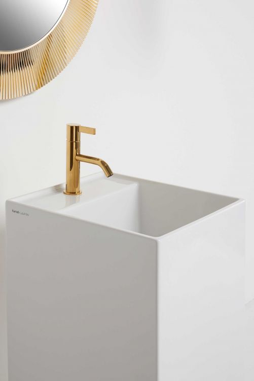 Seit letztem Jahr wird die Kollektion «Kartell by Laufen» systematisch erweitert. Ein charakteristisches Merkmal des Komplettbads ist seine Farbenvielfalt. Diesem Anspruch wird auch die Armaturenkollektion gerecht. Nebst der klassischen Ausführung in Chrom sind einige Modelle in Inox Look, Titanschwarz matt, Gold und Roségold erhältlich. laufen.com