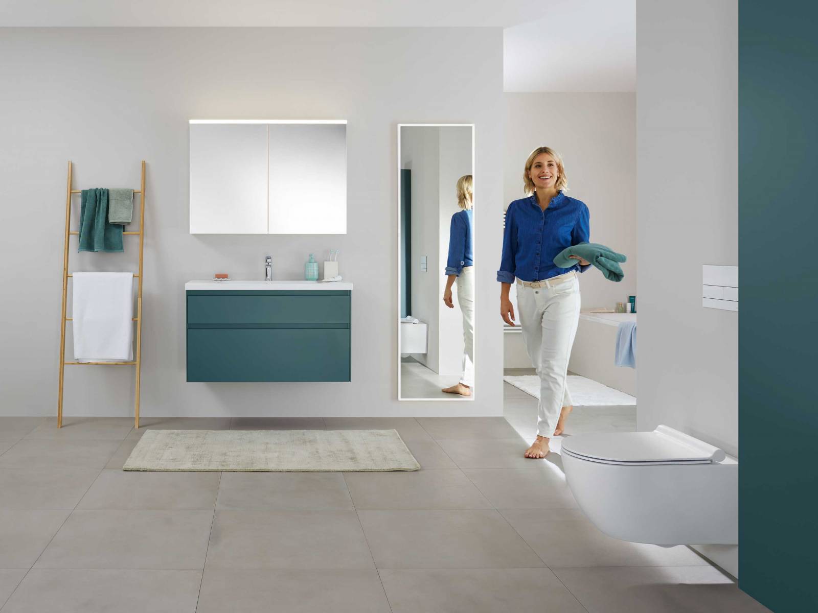 Die eleganten Seitenwände von «Alterna dinea plus» verleihen dem Waschtischmöbel eine schlichte Optik. Oberflächen in matten oder glänzenden Lackfarben sowie Echtholzfurnier runden das Design ab. SANITAS TROESCH.