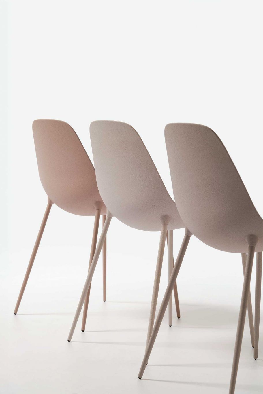 Ein Stuhl im Bad ist wie ein guter Freund: immer da, wenn man ihn braucht – zum Ablegen, Abstellen oder einfach nur zum Ansehen. In sanften Tönen von Altrosa bis Beige bringt Model «Mammamia» leise Eleganz ins Ambiente. opinionciatti.com