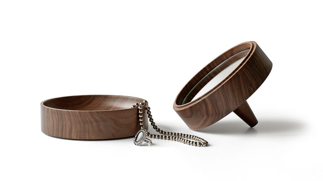 Mit «Tani» entwarfen Susanne Roser und Martina Staub von Diiis Designstudio ein nicht nur schönes, sondern vor allem auch funktionales Accessoire. Im Deckel der Schmuckschatulle aus Walnuss versteckt sich ein Handspiegel, der sich praktisch am Griff aufstellen lässt. Caussa.