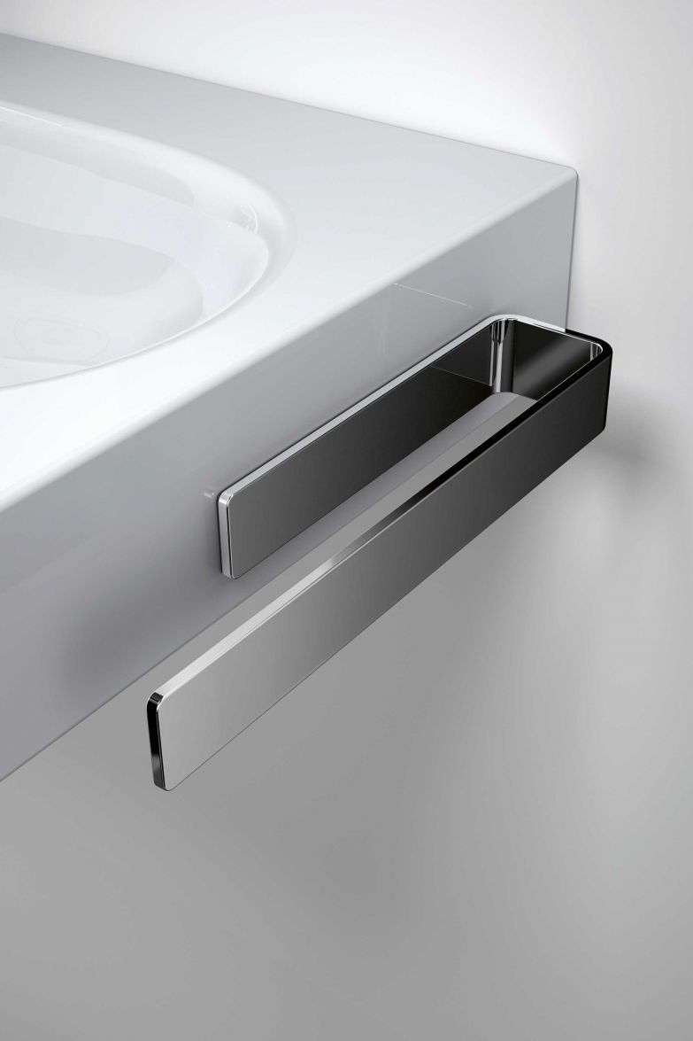 Praktisch und durchdacht: Neben Badewannen mit und ohne Whirlsystem zählen auch zahlreiche magnetische Accessoires zum Portfolio, die einfach an der Badewanne angebracht werden können. Kerzenhalter, Ablagen für Tablet oder E-Reader oder etwa ein Handtuchhalter tragen dazu bei, dass die wichtigsten Dinge für eine entspannte Auszeit im Bad immer griffbereit sind. SCHMIDLIN.CH