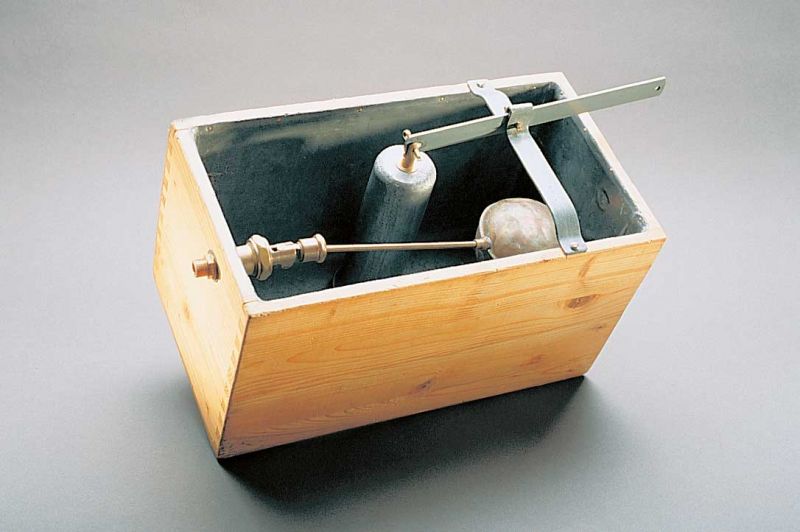 Alles begann mit einem mit Blei ausgekleideten Holzspülkasten namens «Phönix», an dem sein Erfinder Albert Gerber in der Liegenschaft in Rapperswil tüftelte.