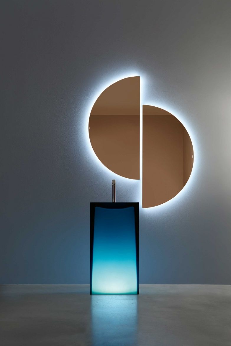 Mystische Stunden beschert das freistehende Waschbecken «Aura» mit LED-Beleuchtung. Es ist aus dem recycelbaren Harz Cristalmood gefertigt und in zwölf weiteren Farben erhältlich. Design von Marco Piva. ANTONIOLUPI.