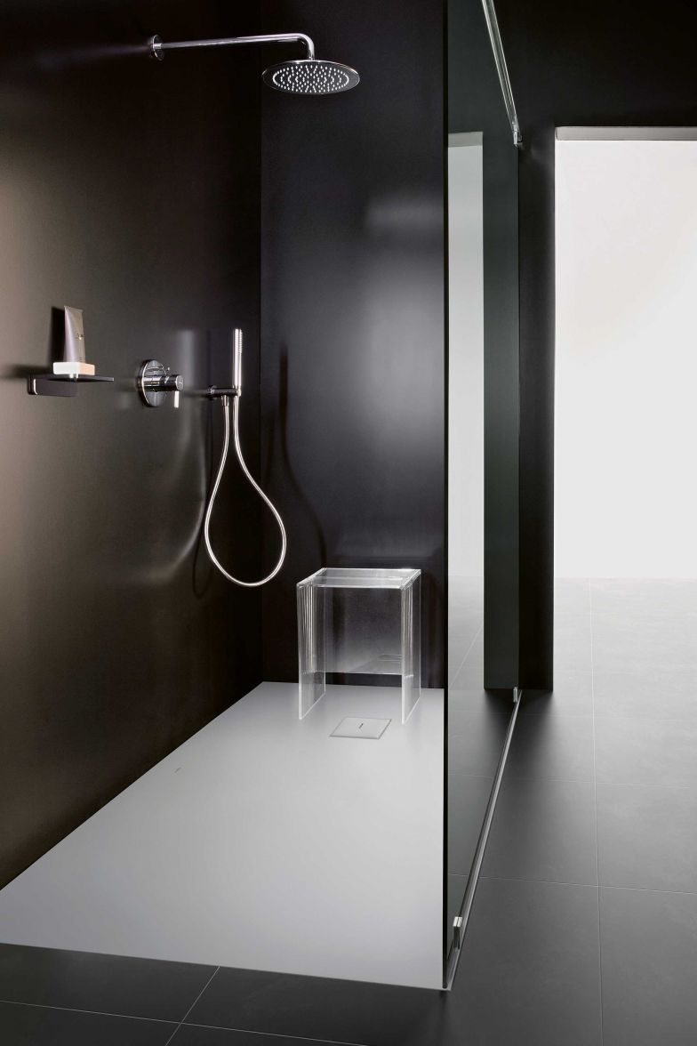 Die flächenbündig eingesetzte Duschwanne aus Verbundwerkstoff zeichnet sich durch eine angenehme, natürliche Haptik aus. Sie ist hygienisch sowie rutschhemmend und passt perfekt ins Fliesenraster. KERAMIK LAUFEN.