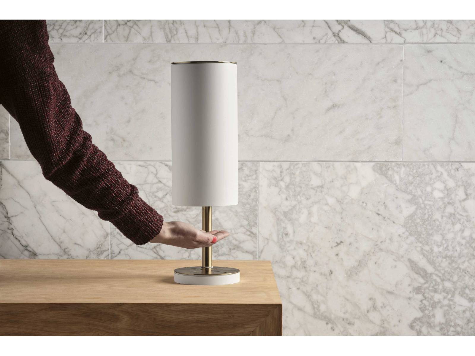 Die Zeit der unschönen Kunststoffflaschen ist vorbei: An der Wand montiert oder stehend erfüllt der Handdesinfektionsmittelspender «RS11» endlich die optischen Ansprüche eines Designliebhabers. In Schwarz oder elegantem Cremeton erhältlich. VOLA.
