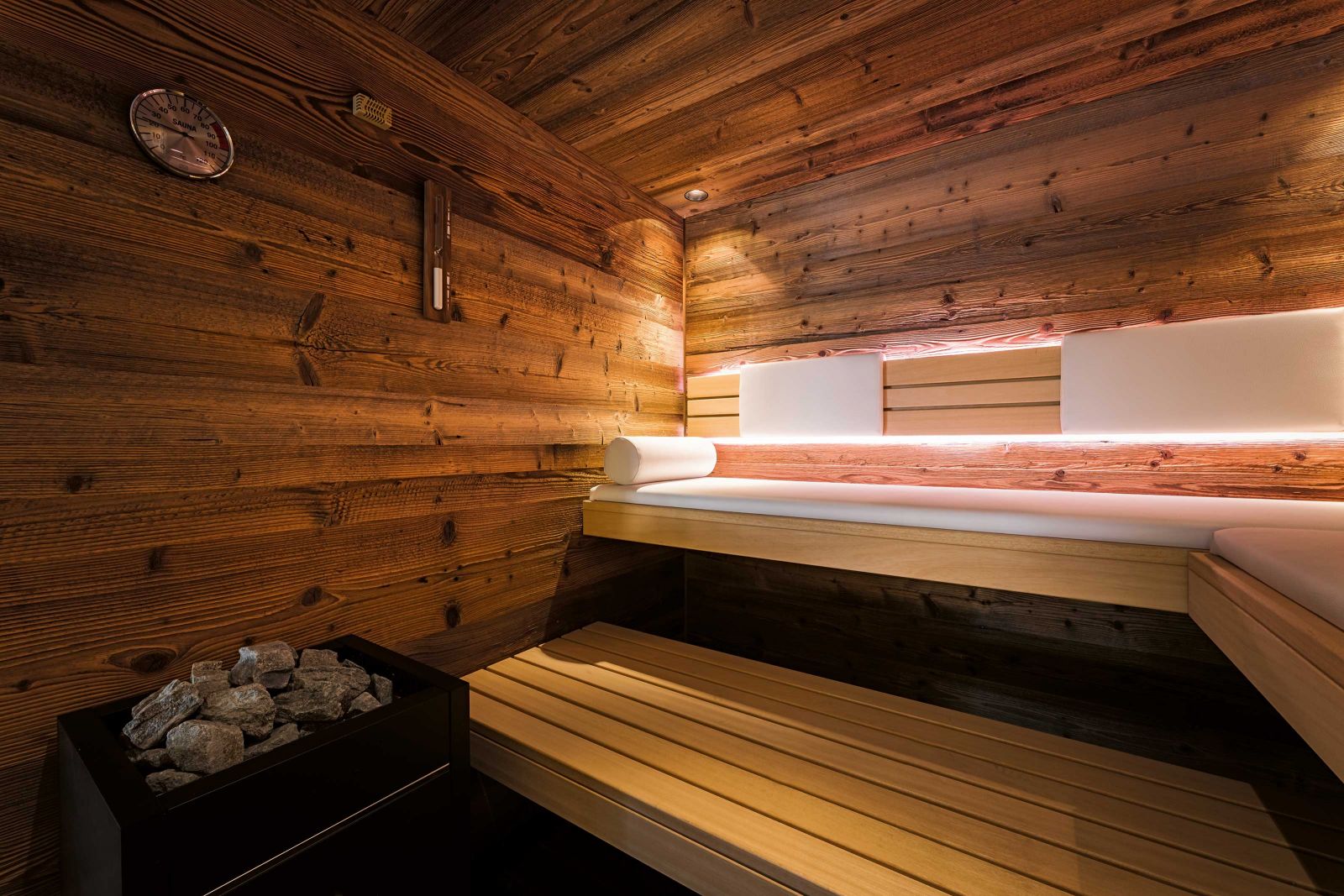 Ob finnische Sauna oder Bio-Sauna – dieses Unternehmen fertig jedes Model für den Innenbereich nach Kundenwunsch an und baut es vor Ort zusammen. Der Kunde wählt vorgängig die Art des Ofens, das Holz sowie die Steuerung. NERO.CH