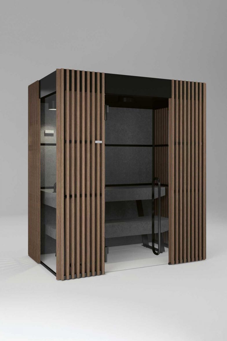 «Shade» ist eine Sauna mit Ein- und Ausblicken und einem faszinierenden Lichtspiel; dies dank den Holzpaneelen, welche die transparente Hülle verkleiden. Auch im Inneren gibt das Spiel des Holzes das Design vor. Die Sauna gibt es in zwei Holzarten. Design: Cristiano Mino. STARPOOL.COM