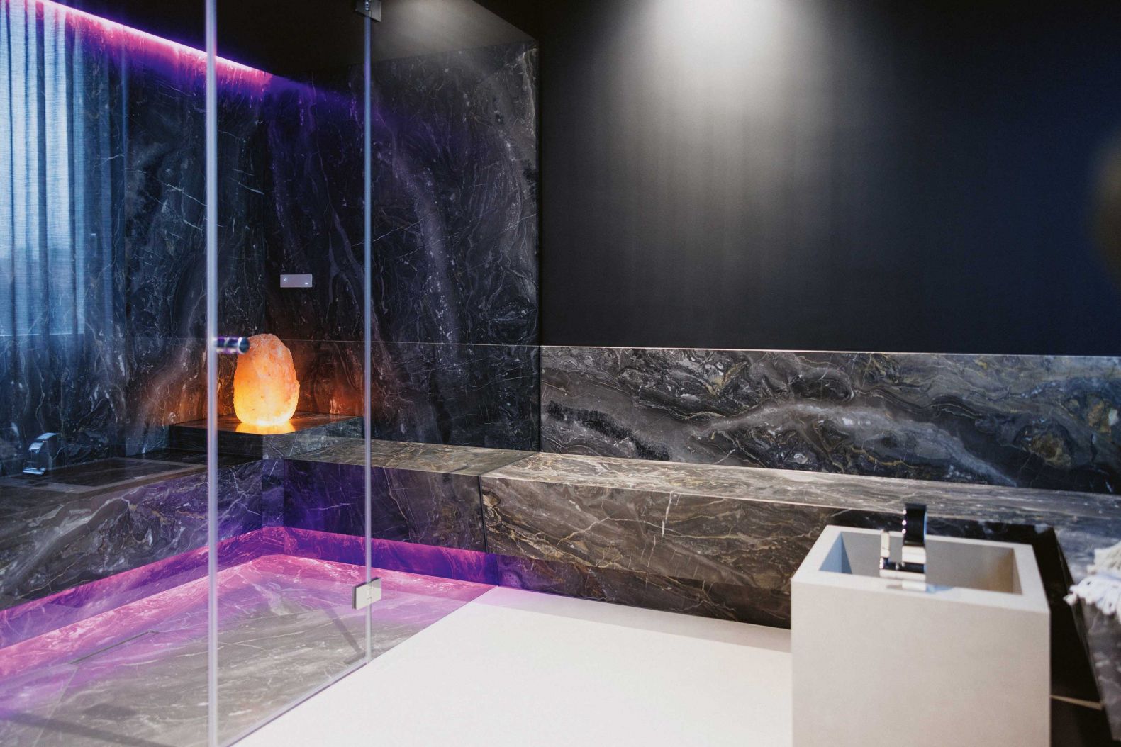 Wellness Dampfbad: Wer es testen möchte, findet im neu eröffneten Showroom von Küng in Kriens neben umfassender Beratung die Möglichkeit, die unterschiedlichen Wohlfühlrituale beim Probebaden zu testen (nach Terminvereinbarung). Das Unternehmen bietet komplette Wellnesslösungen aus der eigenen Manufaktur, spezifisch nach Kundenwunsch gefertigt. Die Palette an Wellnessprodukten reicht von der klassisch finnischen oder der Bio-Sauna über horizontale Duschen und Whirlwannen bis hin zu Dampfbädern. kueng.swiss