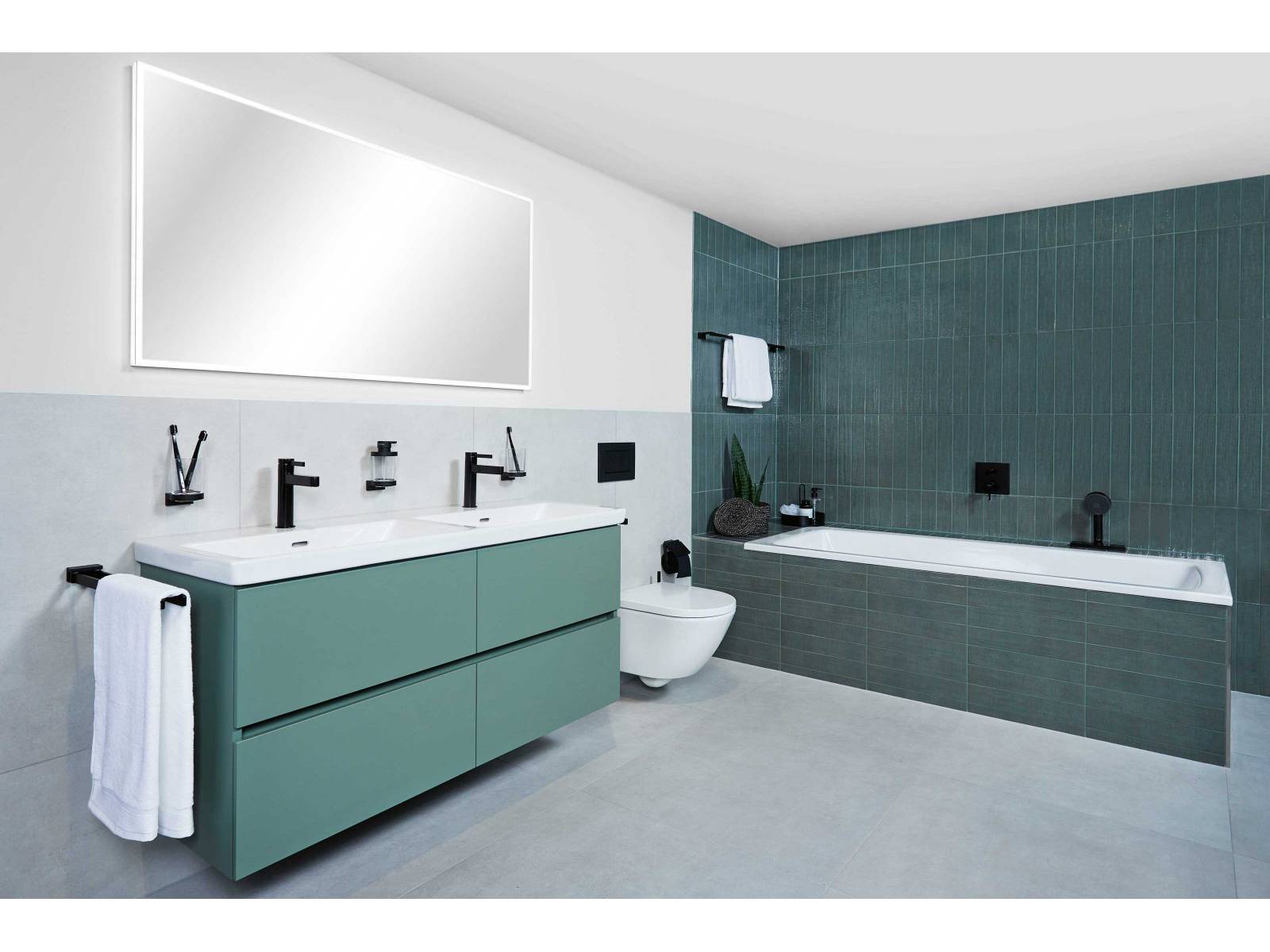 Puristisch und modern lassen die jadegrünen, farblich auf das Unterbau-Möbel des Waschtisches abgestimmten Wandplatten dieses Bad erscheinen. Die kubische Form der Badewanne verleiht dem Raum dabei die nötige Ruhe und Geradlinigkeit. SABAG.