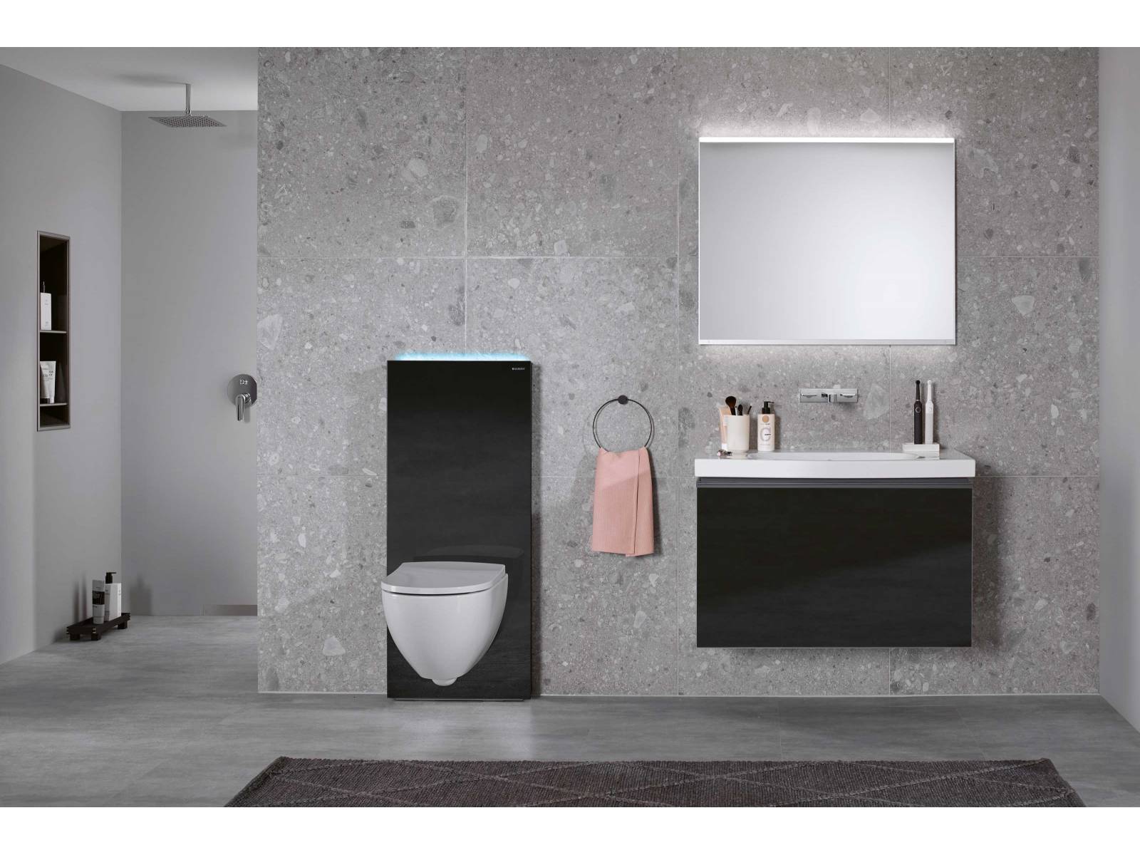Wohlfühlen leichtgemacht: Über das elegante «Monolith Plus Sanitärmodul» lassen sich via App nicht nur vier Lichtstimmungen steuern, die mit den indirekt beleuchteten Spiegeln der Serie «One» harmonieren, sondern auch weitere Komfortfunktionen wie Spülwassermenge oder Geruchsabsaugung. GEBERIT.