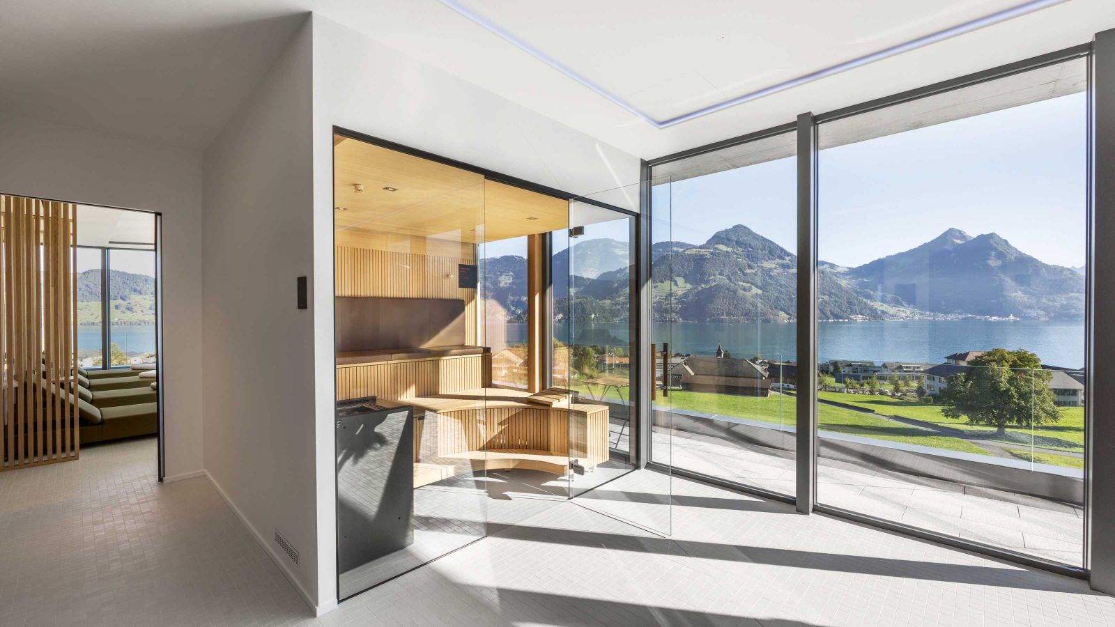 Auch von der finnischen Sauna aus geniesst man den Blick über den Vierwaldstättersee.