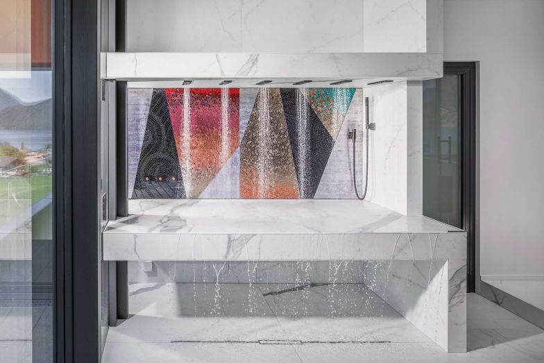 Bei der innovativen Liegedusche strömt das Wasser aus sechs drucklosen Wasserstrahlen sanft auf den Körper.