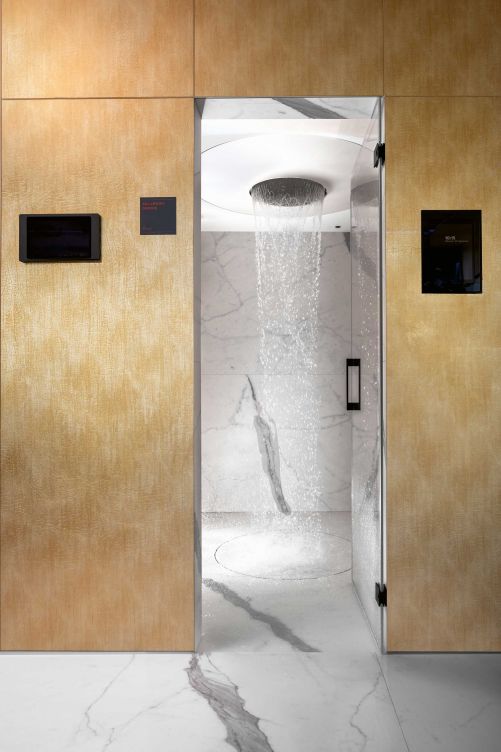 Ein verborgenes Lichtband erzeugt in der ausgefallenen Dusche von Aqua Moon das Gefühl von Unendlichkeit.