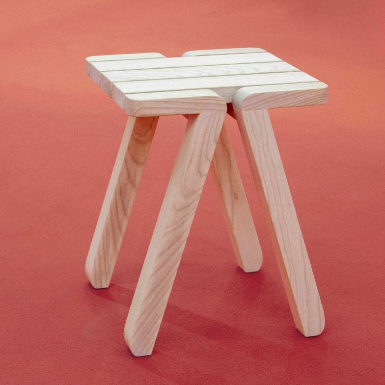 Martin Schenk erweiterte seine Kollektion ­«Viktoria» um einen Hocker, der dem Gestaltungsprinzip seiner Bank folgt: Er transformierte die äusseren ­Leisten der Sitzfläche zu Beinen. Foto Claudio Zingarello, tossa.ch