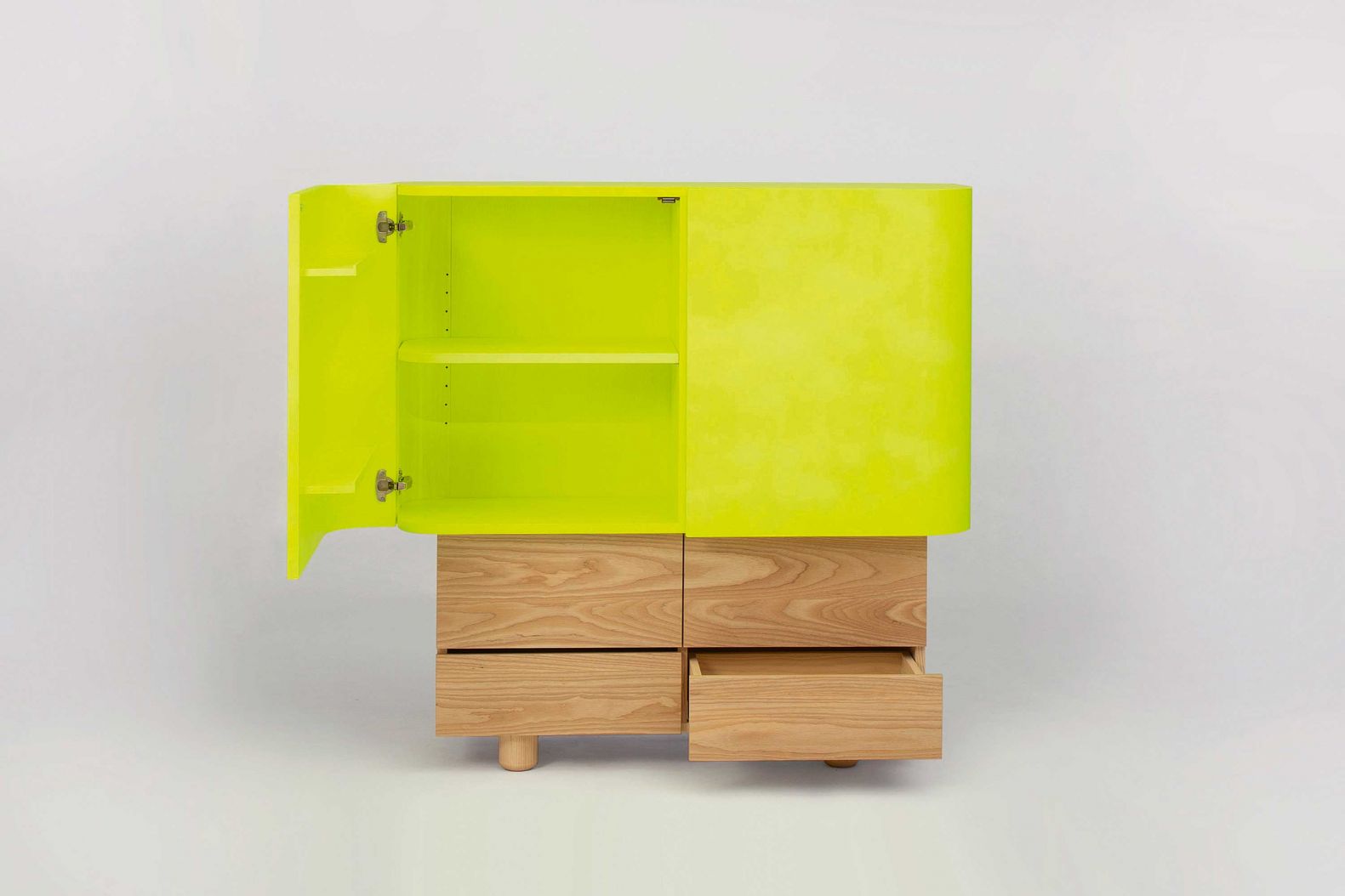 Neongelb ist eine Farbe, die Henri Jurdin seit seiner Kindheit begleitet. Damals beeindruckten ihn neongelbe Schlittschuhe, heute überträgt er seine Faszination auf individuelle Möbeldesigns wie den gelben Schrank «Bunker». Foto: Anni.jpeg. HENRIJUDIN.COM