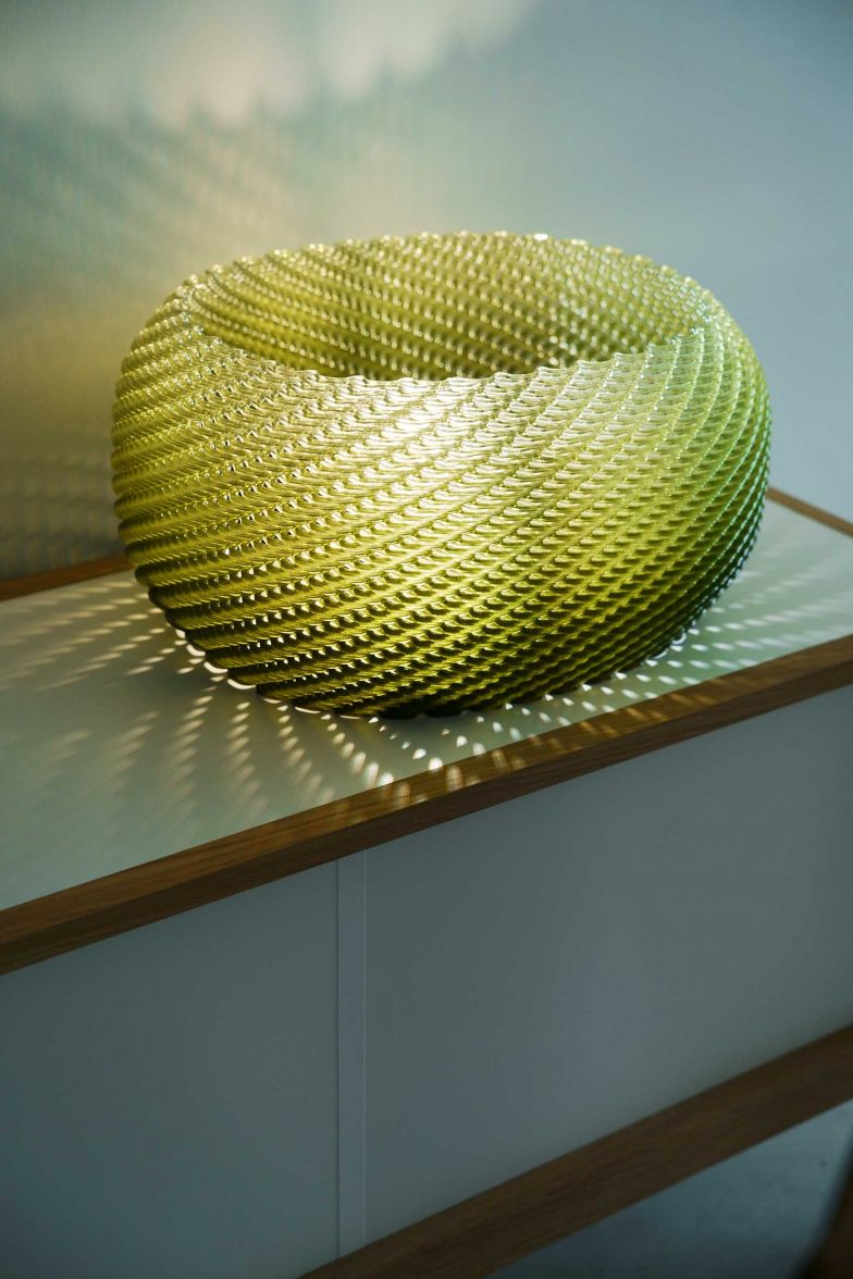 Hinter der gemeinsamen Kollektion «Tatami Re Fab Project» steckt die Idee, in Vergessenheit geratene Materialien in die heutige Zeit einzubinden. Objekte wie «Sori Mukuri» werden mit einem 3D-Drucker aus biologisch abbaubarem Harz und Igusa-Gras hergestellt, das von ausrangierten traditionellen Tatami-Matten stammt. Für seine zukunftsweisende Arbeit wurde das japanische Designlabor Honoka mit dem ersten Preis des Salone Satellite Award geehrt. Design: Ryo Suzuki. HONOKA-LAB.JP