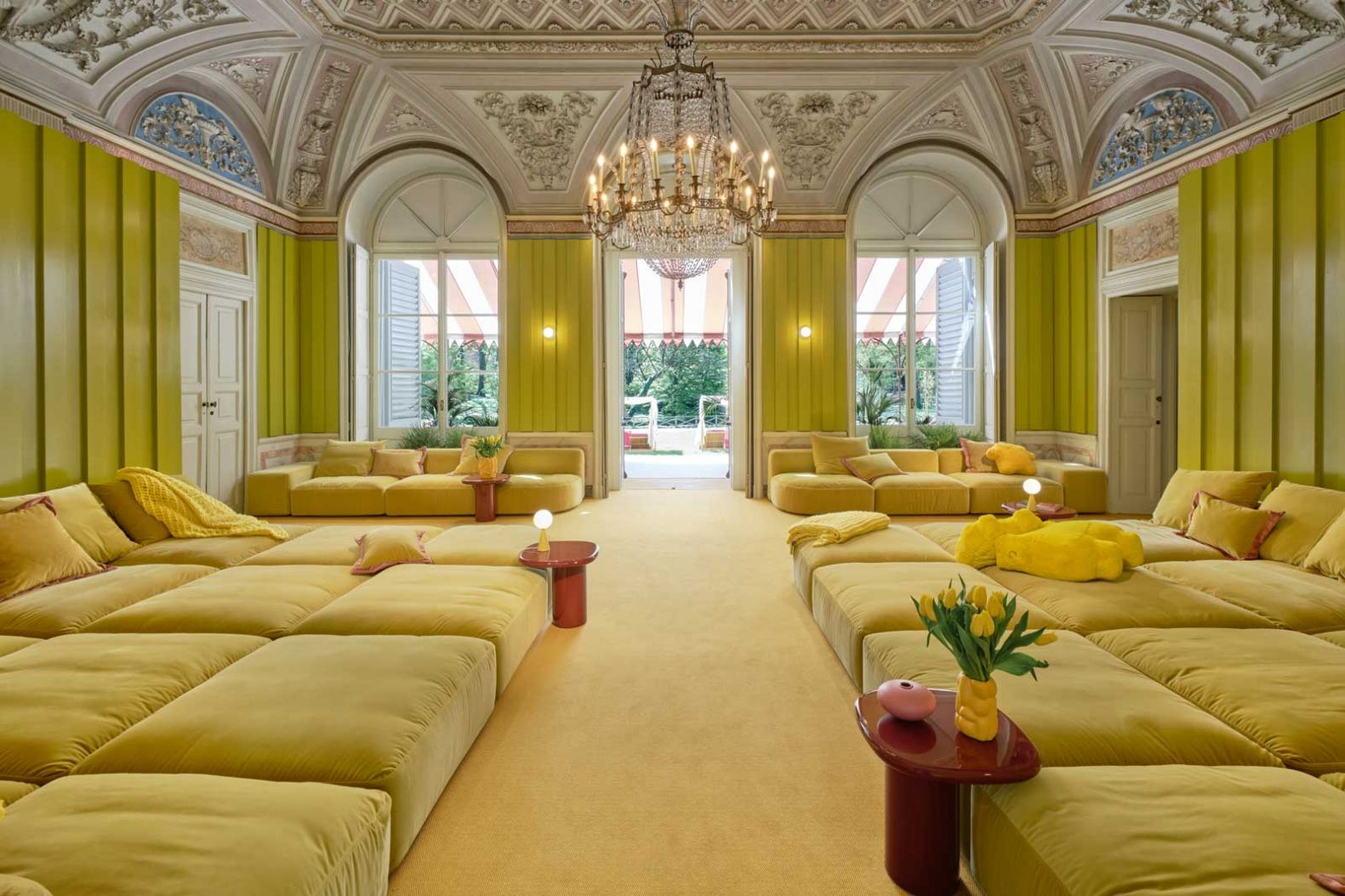 Emotionales Manifest: Matteo Thun und Antonio Rodriguez zeigten in einer Zusammenarbeit mit dem Magazin Marie Claire Maison Italia eindrucksvoll, wie Teppiche nicht nur Räume, sondern auch Stimmungen verweben. Mit «Trilocale – La Casa dell’Architetto» verwandelten die Architekten die his­torischen Räume der Villa Reale in eine sinnliche Wohnlandschaft, in der die Teppiche von Object Carpet eine Hauptrolle spielten. In vier mono­chromen Zimmern wurden Farbe, Material und Haptik zu emotionalen Erzählern. Foto Gionat Xerra Studio. object-carpet.com