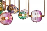 Seine Designs sind eine Mischung aus luxuriösem Art déco und futuristischer Vision, so wie der «Moirai Chandelier» aus der Collection IV für Sé.