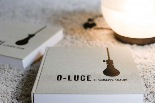 Ein umfassender und kenntnisreicher Einblick in die Geschichte der Firma, die so viele Ikonen hervorbrachte: Thomas Bräuninger: O-LUCE di Guiseppe Ostuni. Lumipress, 2021. Bräuninger erzählt die Geschichte von des in Triest geborenen Guiseppe Ostuni und der Zusammenarbeit mit seinen Designern. Eine Fundgrube mit vielen historischen Dokumenten und Abbildungen.