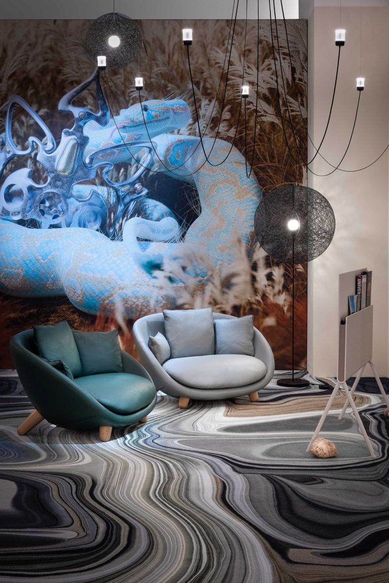 In der Ausstellung «A Life Extraordinary» stellte das niederländische Unternehmen Moooi «Piro» vor, einen tanzenden Duftdiffusor, der Mooois Innenraumstimmungen durch Duft und Interaktion lebendig werden liess. Dabei hat die in Stockholm lebende Künstlerin Ada Sokół Mooois Extinct Animals in fesselnde 3D-Kunst verwandelt. moooi.com