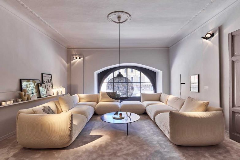 Im Herzen Breras direkt neben dem berühmten Dimore Studio nutzte COR zum wiederholten Mal die historische Architektur und richtete einen temporären Showroom für das Design der französischen Designerin Pauline Deltour sowie des deutschen Designer-Duos Jehs+Laub ein. In farblich definierten Räumen waren die Sitzmöbel «Noto» sowie «Jalis21» und «Jalis Lounge» zu entdecken. cor.de