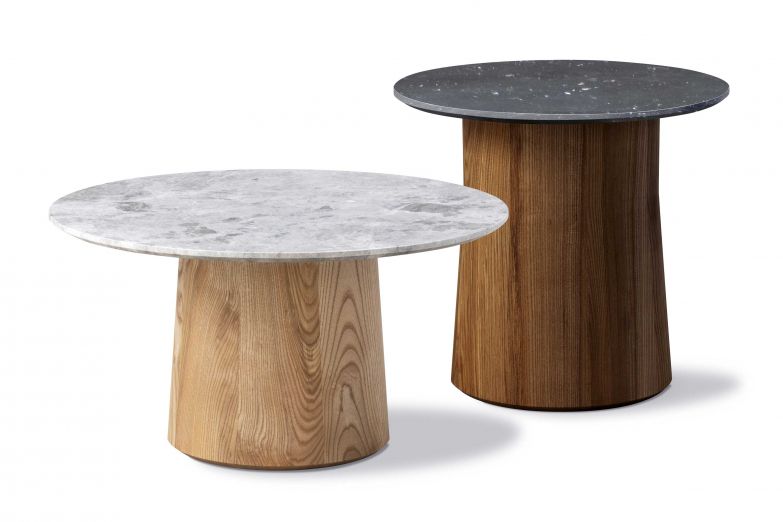 Ein Sockel aus massivem Eschenholz, der eine Platte aus warmem Marmor trägt, kennzeichnet sie alle, und doch könnten die Tische der Kollektion «Niveau» kaum unterschiedlicher sein. Die verschiedenen Oberflächen, Höhen und Durchmesser kommen in der Gruppe besonders gut zur Geltung. Design: Cecilie Manz. FREDERICIA.COM