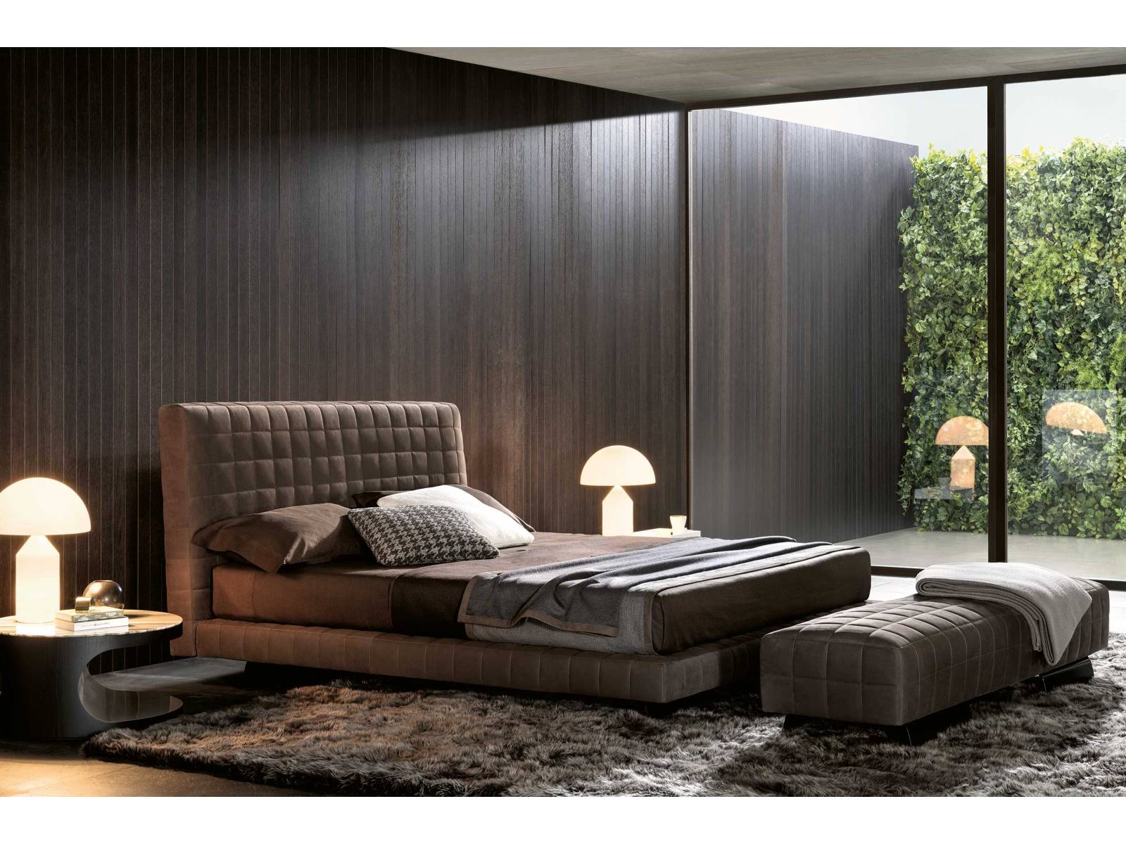 Haute Couture für das Schlafzimmer: Das ebenso elegante wie zeitlose Bett «Twiggy» steht, wie die gesamte gleichnamige Sitzmöbelkollektion, ganz im Zeichen der hohen Schneiderkunst. Diese kommt nicht zuletzt durch feine Ziernähte an Untergestell und Kopfteil zum Ausdruck. Entwurf: Rodolfo Dordoni. MINOTTI.