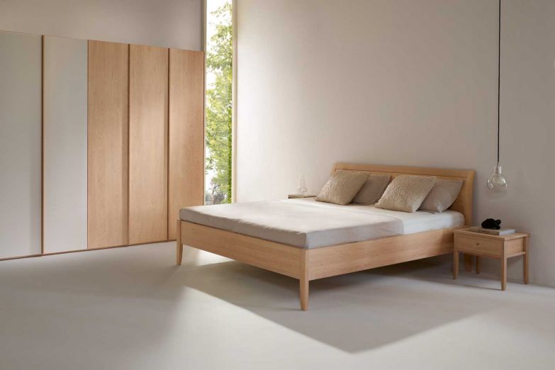 Die massgefertigten Naturholzschränke bieten millimetergenaue Lösungen für individuelle Raumgegebenheiten. Dazu gibt es das passende Bett – aus ökologischem Holz, das nur mit natürlichen Ölen behandelt wird. team7-home.com