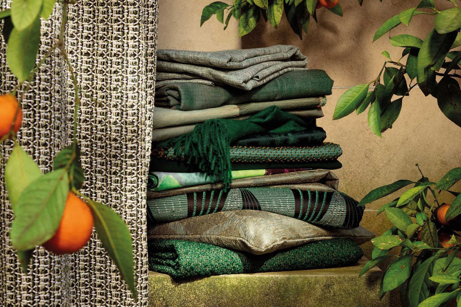 Afrika! Ein Wort und schon tauchen unzählige Bilder in unseren Köpfen auf: wilde Muster und bunte Farben in einer Vielfalt, die schier unerschöpflich zu sein scheint und das Familienunternehmen zur neusten Stoffkollektion Djembe Rhythms inspirierte. Die Bezugs- und Dekorationsstoffe tragen die Namen handgemachter afrikanischer Instrumente. Spüren Sie die Rhythmen? Christian Fischbacher.
