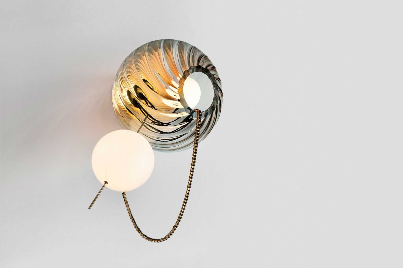 Für die Kollektion «Paradise» kombiniert Lindsay Adelman Glas und Messing so kunstvoll, dass man ihre Leuchten für kostbare Schmuckstücke halten könnte. Und irgendwie sind sie das ja auch. LINDSEYADELMAN.COM