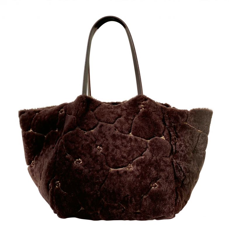 Im Zürcher Seefeld verkauft Cristina McDaniel stilvolle Taschen und Accessoires aus Leder, aber auch aus Lammfell. Letztere werden in der Schweiz hergestellt, im Appenzell bestickt und sind reversibel. LABEL17.COM