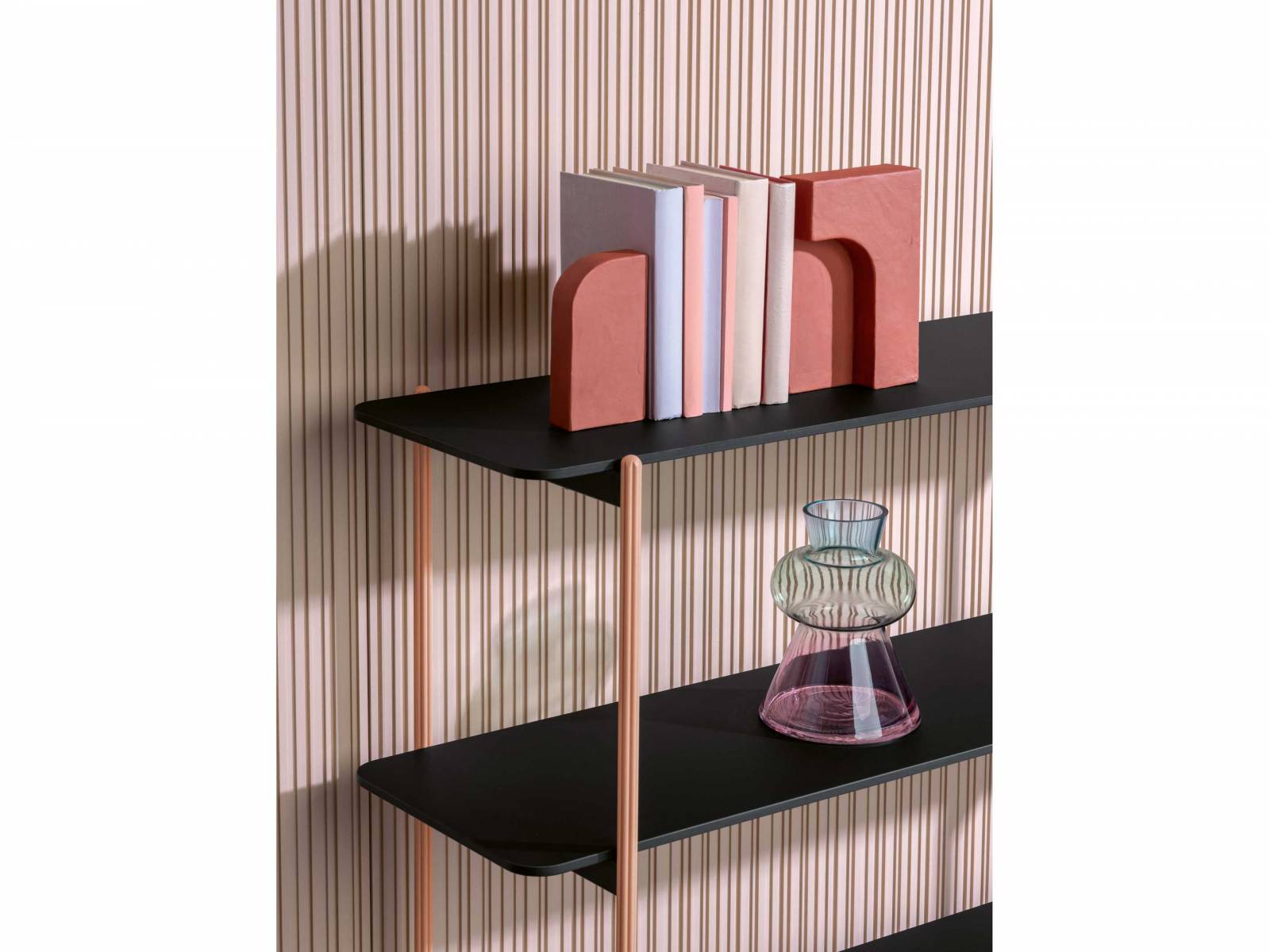 «Blume» heisst die Kollektion des deutschen Designers Sebastian Herkner, deren Erkennungsmerkmal ein blumenförmiges Profil aus stranggepresstem Aluminium aufgreift. Nun ergänzt «Blume System» die Linie mit Bücherregalsystemen und Nachttischen. Schön ist die Kombination mit roséfarbigen Profilen und schwarzen Regalböden. Foto: Andrea Garuti. PEDRALI.