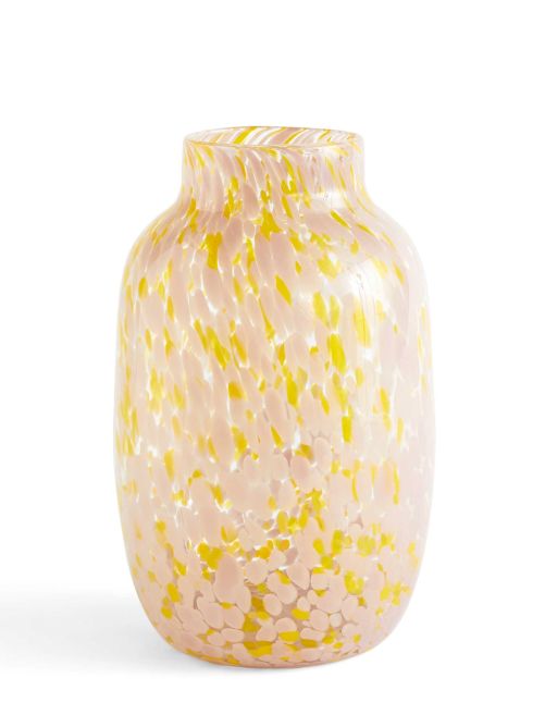 Farbige Glaspunkte wirbeln auf der handgefertigten Vase «Splash» in mehreren Schichten aufeinander und formen ihr Erscheinungsbild. hay.com