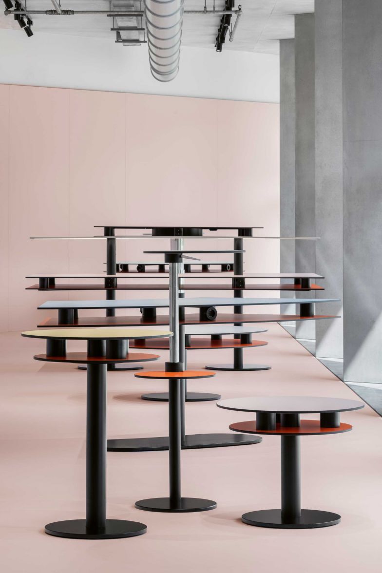 Inspiriert von bunten Legosteinen, die nach Lust und Laune kombiniert werden können, entwarf das in Rotterdam ansässige Architekturbüro OMA die Serie «Principles», die das freie Gestalten von innovativen Arbeitsumfeldern ermöglicht. Dazu gehört ein umfangreiches Sortiment an höhenverstellbaren Tischen. UNIFOR.IT