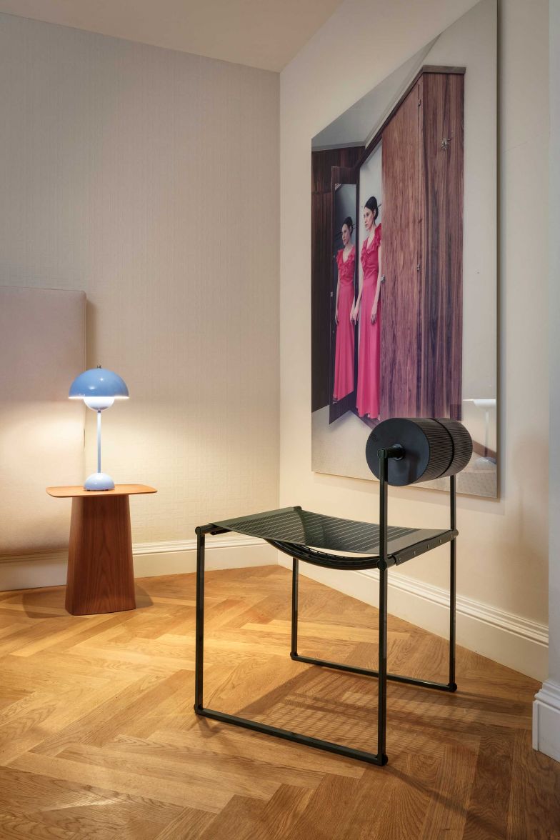 Die von Verner Panton entworfene Leuchten-Kollektion «Flowerpot» erblickte 1968 das Licht der Welt. Im Studio steht die Nachttischleuchte «VP9». Den Beistelltisch «Wooden Side Tables» haben Ronan und Erwan Bouroullec 2004 für Vitra entworfen. 1982 entstand die Stuhl-Ikone «Prima / 601» für den Hersteller Alias. Der Entwurf stammt vom Designer Mario Botta.