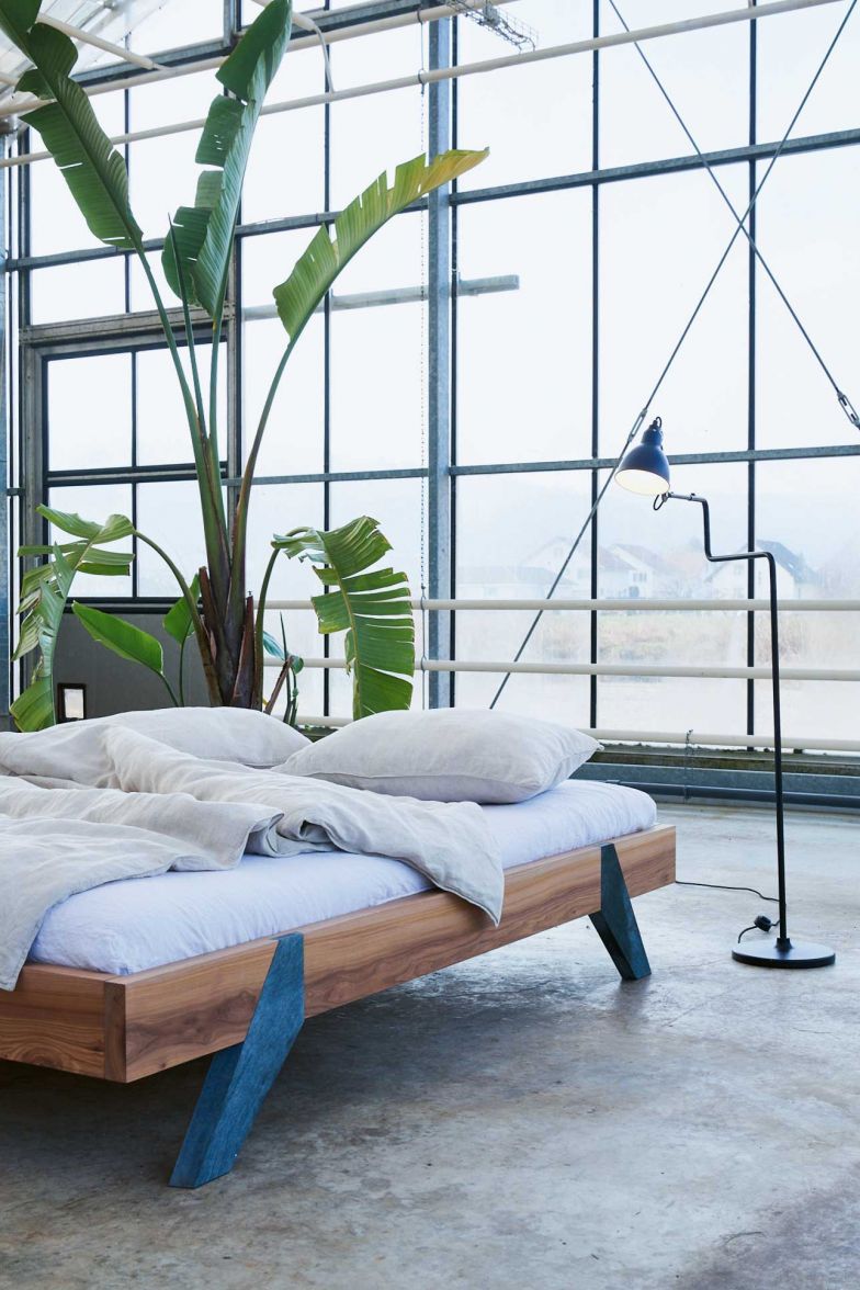 Manuel Lienhard zieht es oft raus in die Natur, nämlich dann, wenn er für ein neues Möbelstück auf Materialsuche geht. In und um Luzern sammelt er das Holz, das er in seiner Werkstatt beispielsweise zu einem Bett aus Ulme mit Füssen aus Serpentinit verarbeitet. Reduktion auf das Wesentliche spielt nicht nur beim Design eine Rolle, sondern vor allem bei der Fertigung. Die Möbel kommen dank spezieller Holzverbindungen ohne Metall oder Plastik aus, weshalb jedes Möbelstück rückstandslos in die Natur zurückgeführt werden könnte. Foto: Ruedi Flück. MANU-ELL.CH