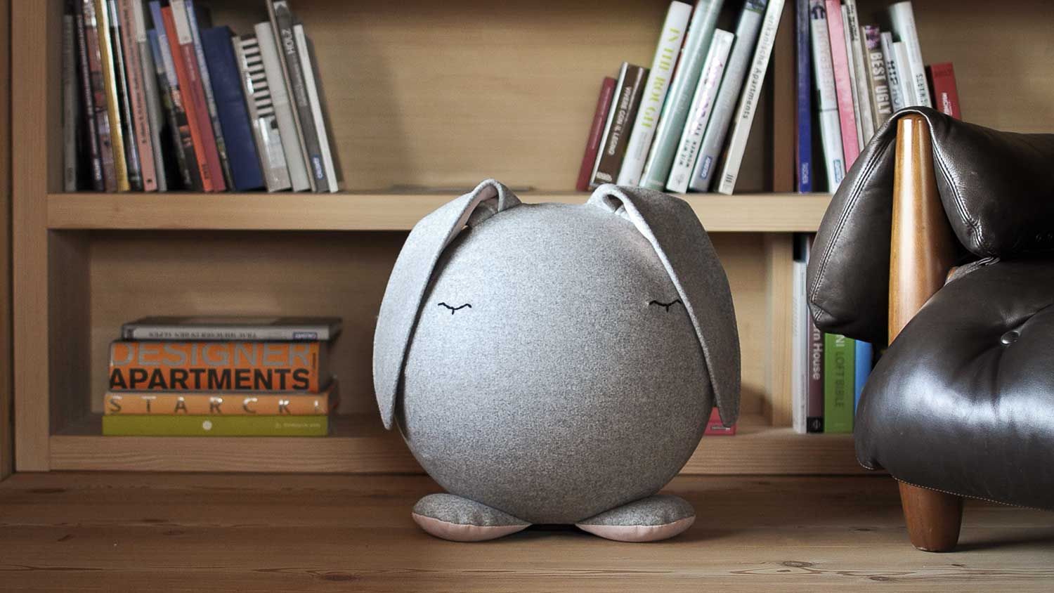 Sie heissen «ba», «da» und «bou», sind Hüpfhase, Rollelefant oder Schaukelwal und begeistern Kinder wie Eltern. «Bei mir fliessen die Grenzen zwischen Möbeldesign und Spielzeug», sagt ihre Designerin Olivia Herms. Ihr Ziel? «Mit achtsamem Blick spielerische Objekte von Leichtigkeit und Eleganz zu schaffen.» BADAANDBOU.COM