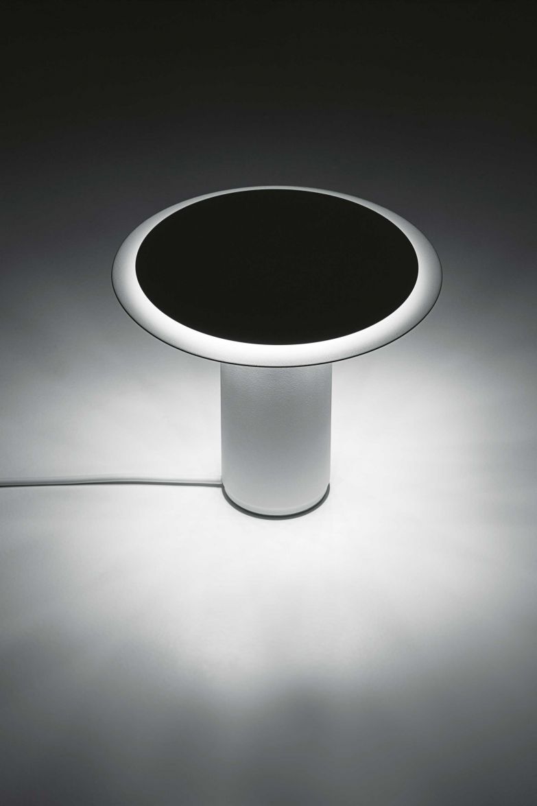 Was wirkt wie eine Leuchte in Schwarz und Weiss, ist in Wahrheit ein Spiel von Licht und Schatten. Der Schweizer Designer Jörg Boner liess sich bei der Leuchtenfamilie «BO20» von der Idee leiten, dass das innere Licht die äussere Form bestimmen soll, Das erfolgt durch die deckend weisse Scheibe, die das Licht in eine runde Form streut und so einen Schatten in der Mitte der Scheibe erzeugt. Die Kollektion umfasst Pendel-, Steh-, Tisch- und Wandleuchten. SCHAETTI-LEUCHTEN.CH