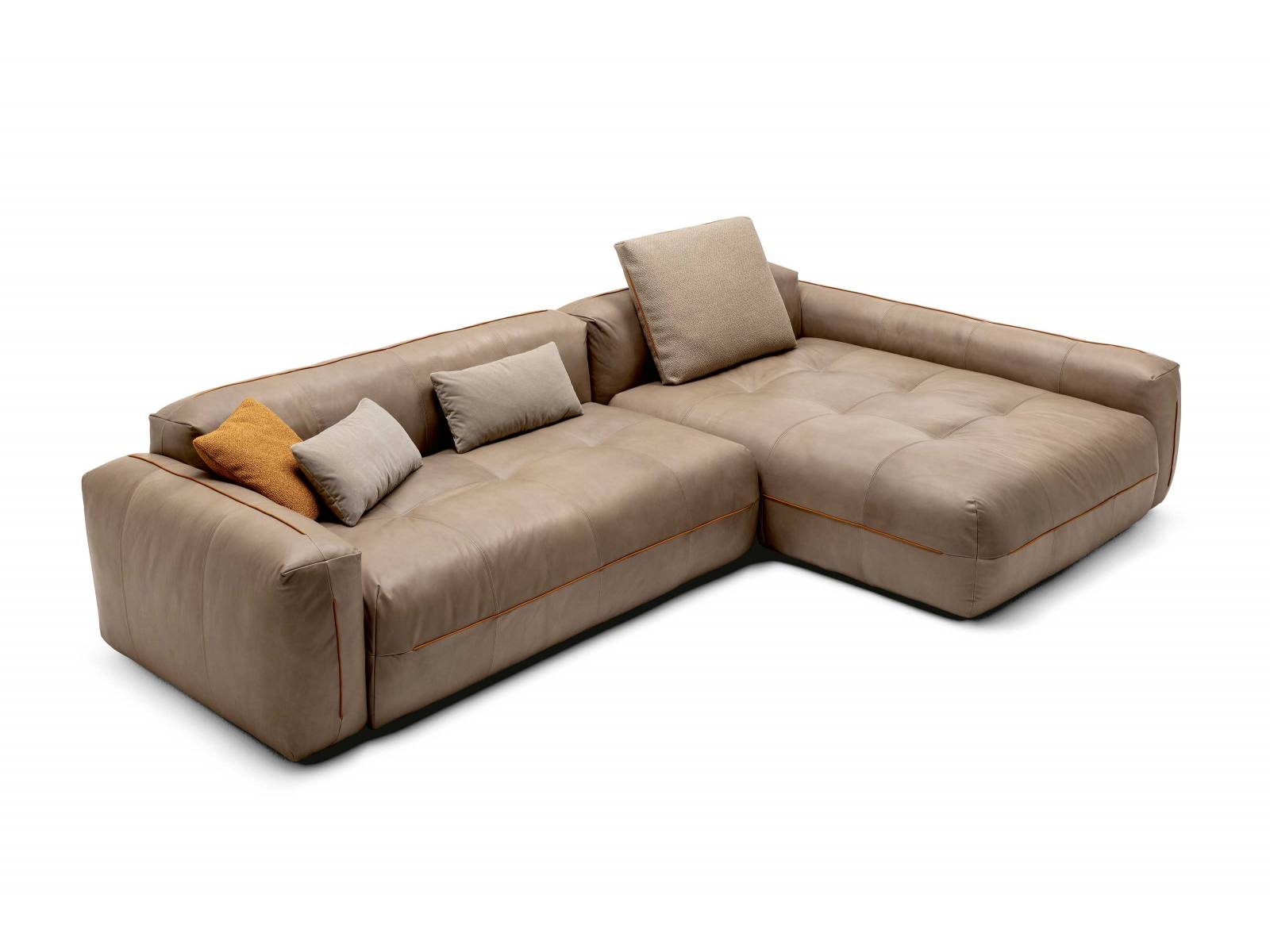«Moyo» heisst das Neue von Norbert und Silja Beck und ist ein genauso lässiges Sofa, wie der Name andeutet. Es zeichnet sich durch Chesterfield-Optik und ein innovatives Nahtdetail aus und erinnert in seiner Form an die grosszügigen Liegewiesen der 1960er- und 1970er-Jahre. ROLF-BENZ.COM