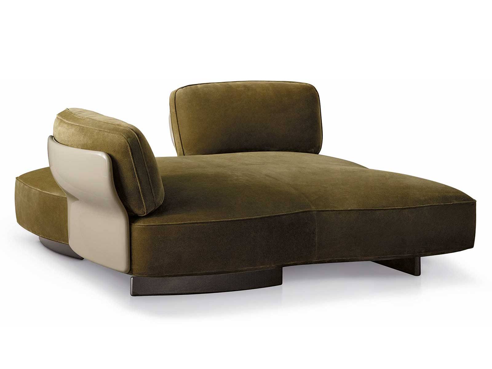 Sanfte Kurven formen ein Möbelstück, das Ruhe und eine fast schwebende Ausstrahlung besitzt. Das von Nendo entworfene Sofa «Saki» fliesst vom Rücken zur Armlehne wie eine Knospe, die sich öffnet. MINOTTI.