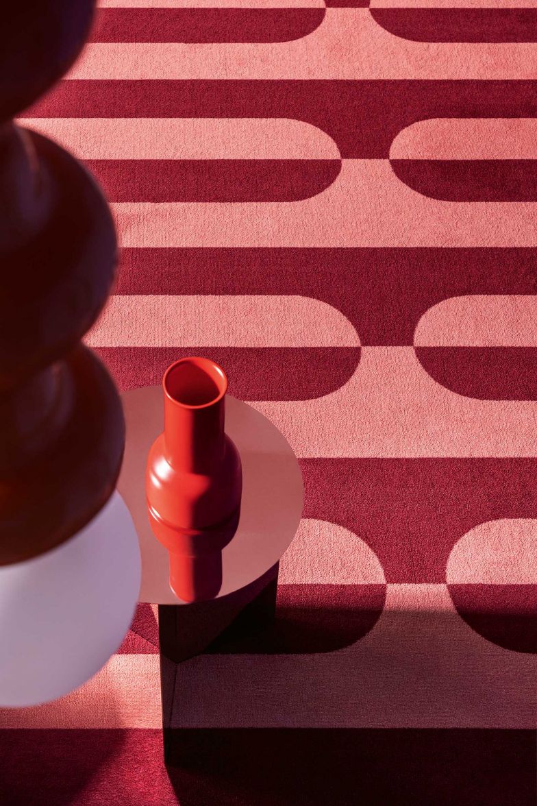Der in Rottönen gehaltene Teppich «Newstalgia Elliptic», ent­worfen von der kreativen Visionärin Tekla Evelina Severin, ist eine Hommage an die Op-Art der 1960er-Jahre. Mit seinen geometrischen Mustern und dem schönen Farbspiel bringt er eine faszinierende ­Illusion von Tiefe in jeden Raum. Foto: Beppe Brancato. carpetstudio.it