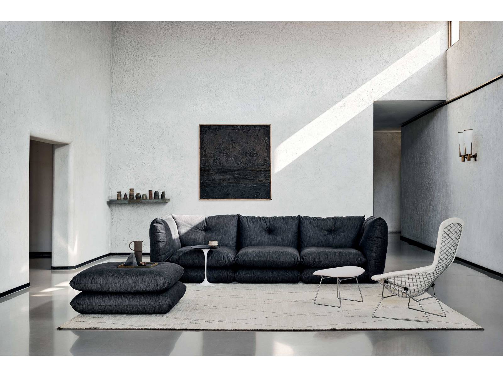 Weiche Polster, die von Kissen inspiriert waren, sah man am diesjährigen Salone nicht nur einmal. Der Aufruf, es sich bequem zu machen, erging auch von Willo Perron, der das Sofa «Perron Pillo» vorstellte. Foto: Federico Cedrone. KNOLL INTERNATIONAL.