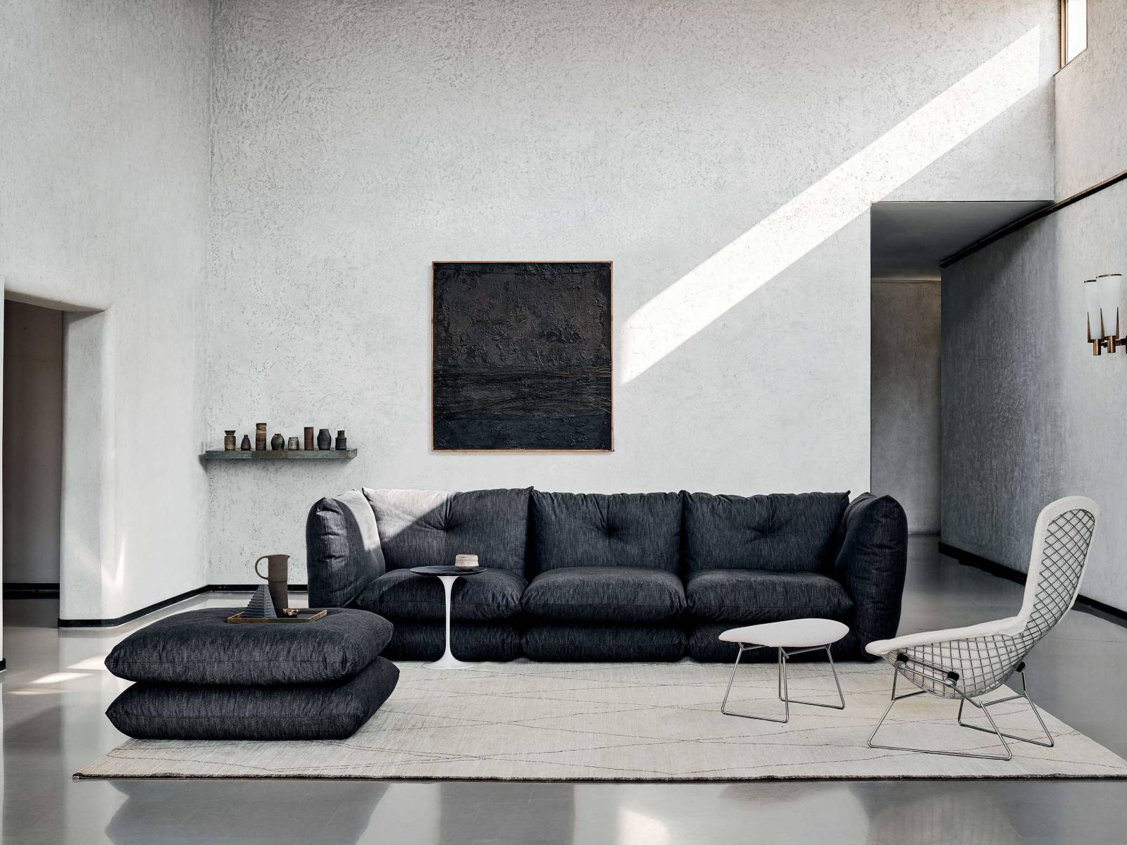 Weiche Polster, die von Kissen inspiriert waren, sah man am diesjährigen Salone nicht nur einmal. Der Aufruf, es sich bequem zu machen, erging auch von Willo Perron, der das Sofa «Perron Pillo» vorstellte. Foto: Federico Cedrone. KNOLL INTERNATIONAL.