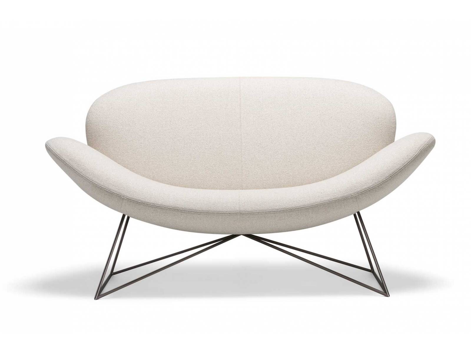Noch nicht ganz hundert Jahre alt, aber immerhin schon 90 wird Molteni & C. in diesem Jahr. In Anlehnung an das eigene grosse Erbe hat die italienische Traditionsmarke das ikonische Sofa «Due Foglie» von Gio Ponti neu aufgelegt. MOLTENI & C.