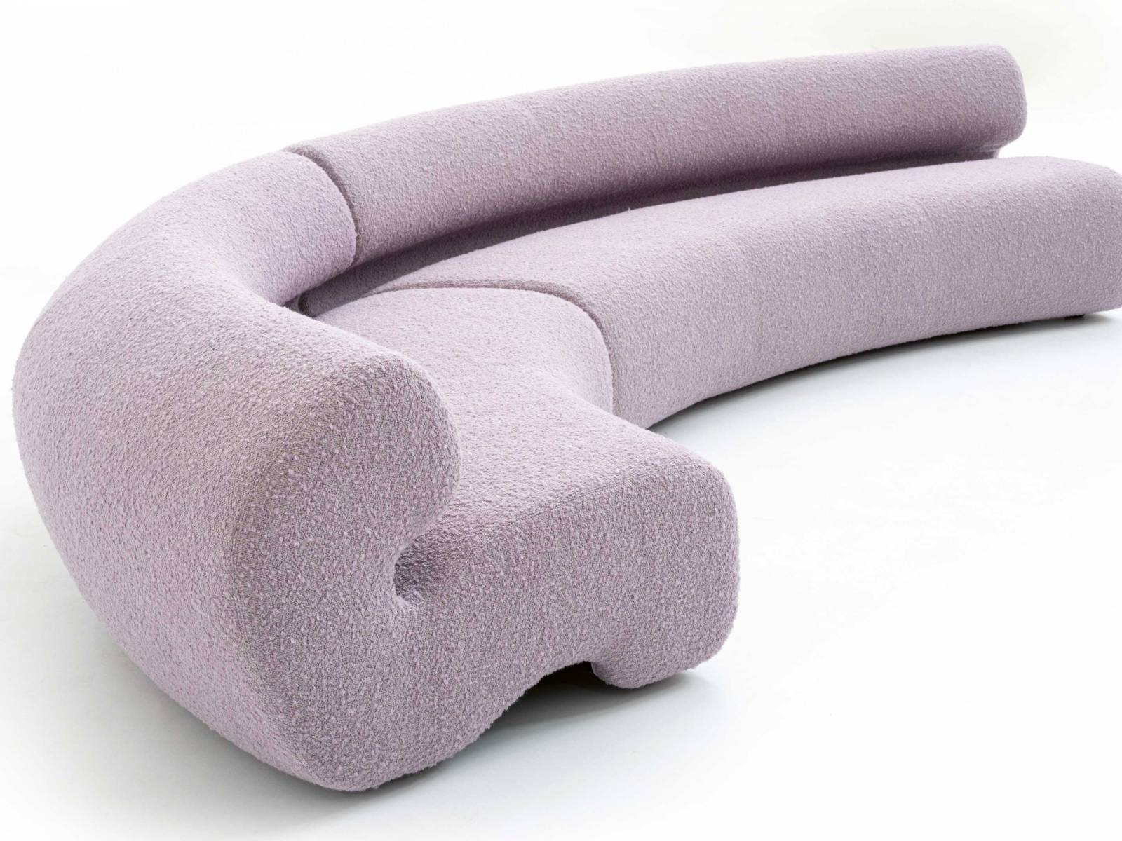 Das Sofa «Gruuve» ist von der freigeistigen Ästhetik der Siebzigerjahre inspiriert. Deshalb steht es auch am besten mitten im Raum, wo sein schöner Schwung und die abgerundeten Profile am wirkungsvollsten zur Geltung kommen. Design: Patricia Urquiola. Foto: Studio Eye. MOROSO.